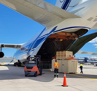 avião de carga sendo carregado com containers